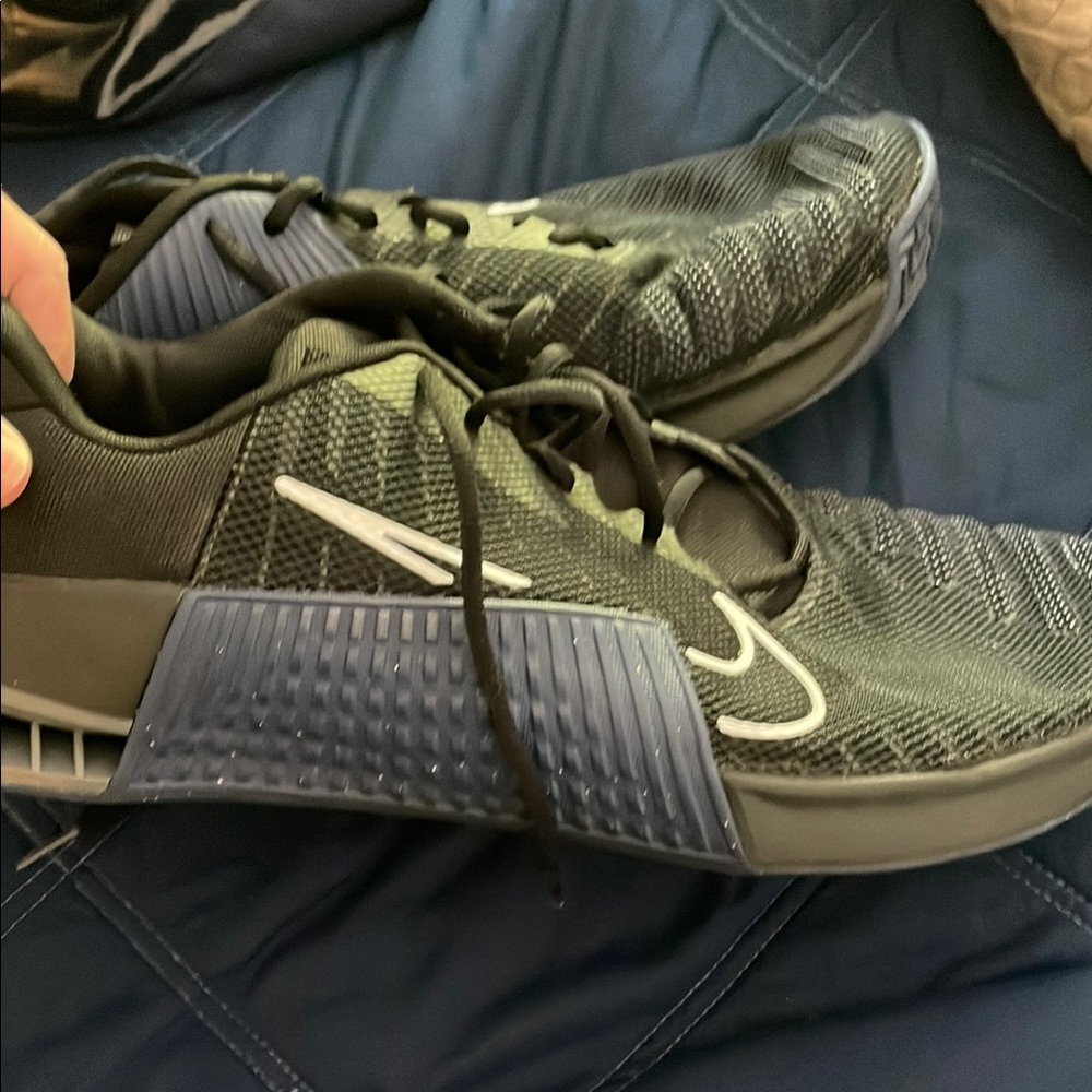 Nike Men's Black and Blue Athletic Shoes - Picture 2 of 6